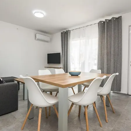 Spanic 1 Apartment