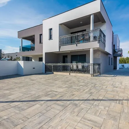 Spanic 1 Apartment